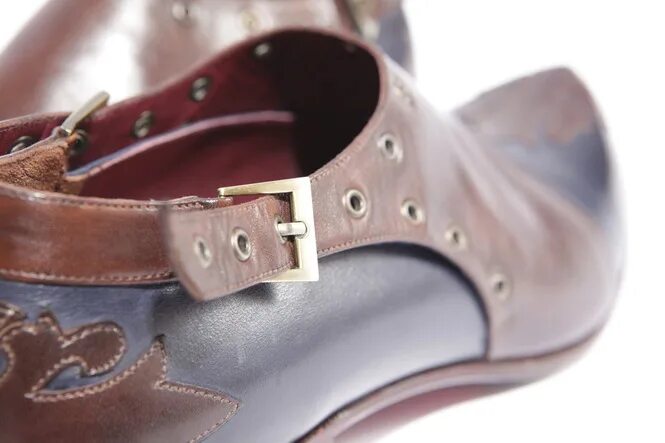 Сшить обувь на заказ. Пошив обуви по индивидуальному заказу. Дарья деткина дизайнер обуви. Лефорт обувь. Индивидуальный пошив обуви.