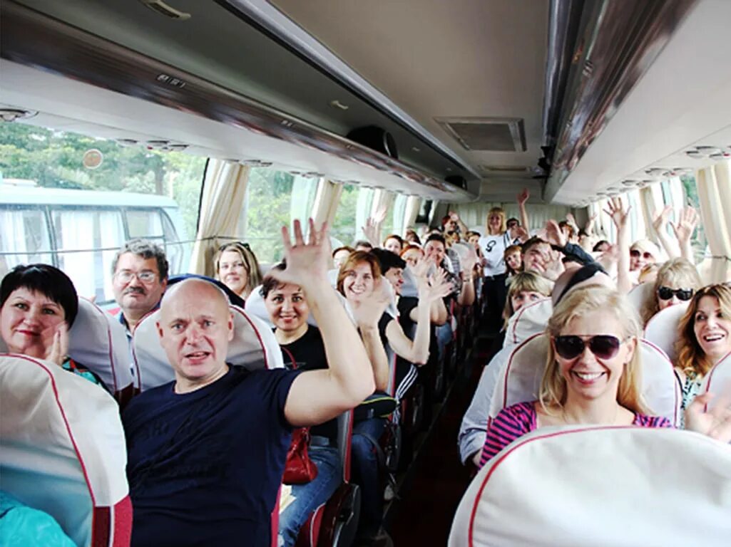 Группа туристов 1 час ехала на автобусе