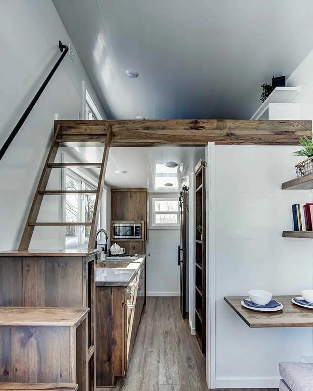 I live in a small house. Tiny Houses. Tiny House 25 m2. Modern tiny House. Вытянутые tiny House.