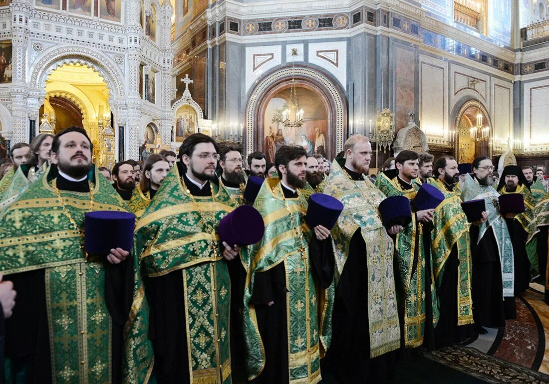 Священники православной церкви России. Священник в храме. Церковный служитель. Священнослужитель в церкви. Приход батюшки