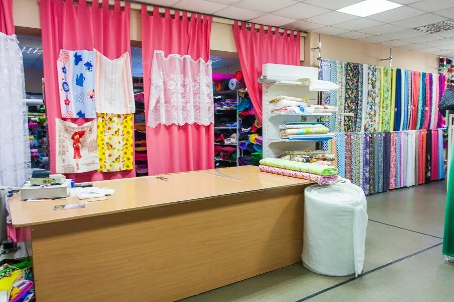 Тканимания красноярск. Стеллаж для тканей. Магазин ткани в кызыле. Текстиль магазин тканей. Ткани на петрова иркутск.