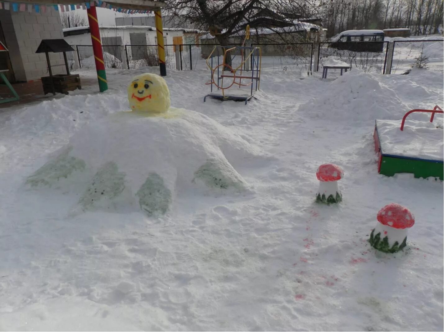 поделки из снега на участке детского. снежные постройки в детском саду. зимние постройки для детей. зимние постройки на участке детского сада. фигуры из снега в детском саду.