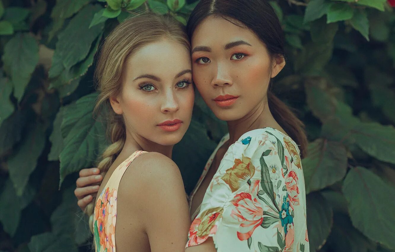 18 две девки. Две девушки. фотосессия двух девушек. портрет двух девушек. разные девушки.