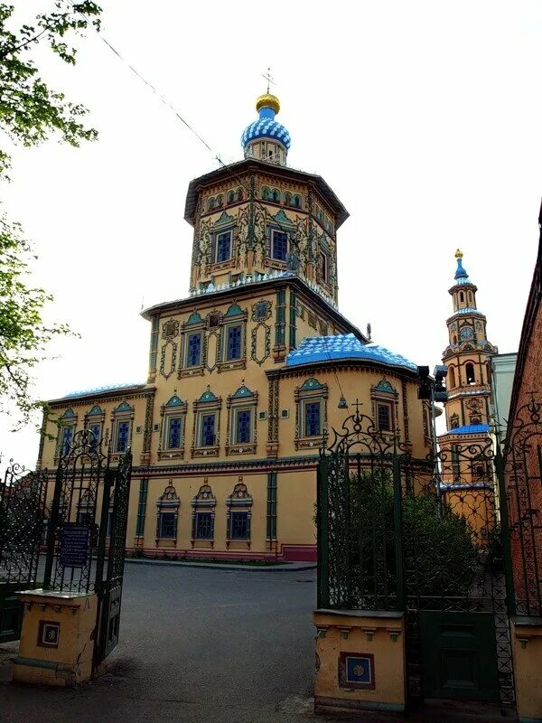 Бывший храм в казани. Петропавловский собор казань. церковь петра и павла казань. крестовоздвиженский храм казань. петропавловский собор в казани. 1722-1726.