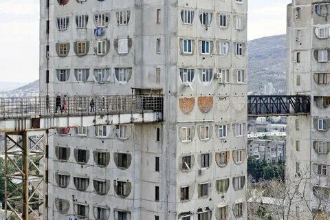 В многоэтажном доме между