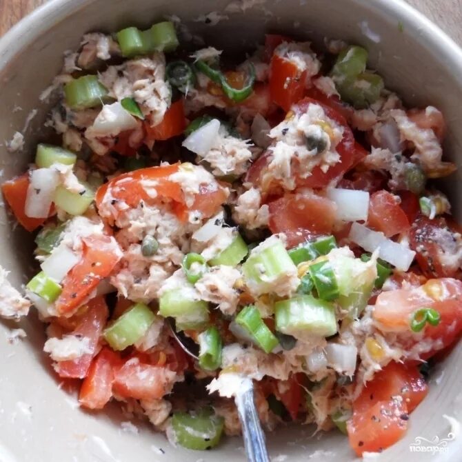 Консерв горбуши рецепты. Салат из горбуши. салат из горбуши консервированной. салат с горбушей консервированной. салат с горбушей соленой.