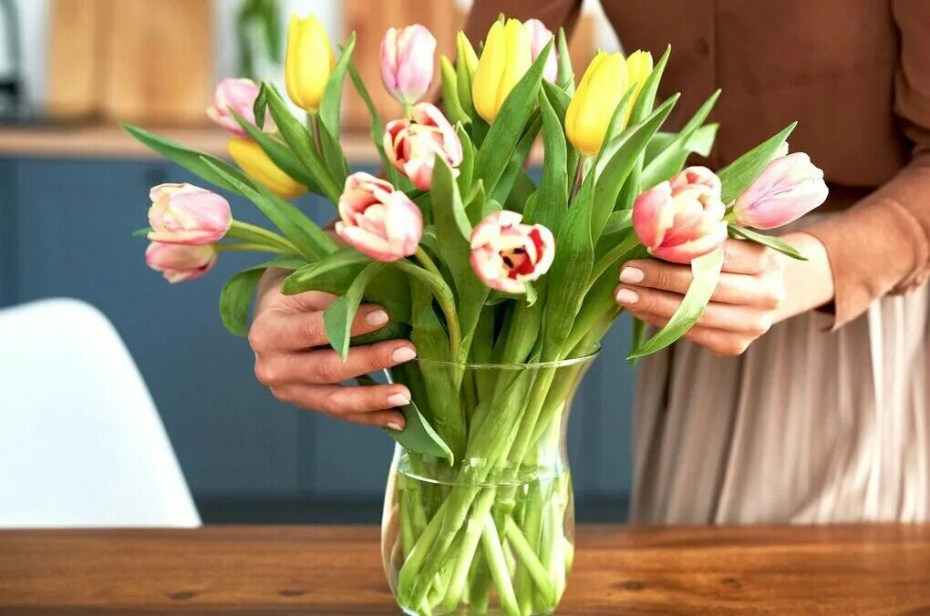 Что нужно сделать чтобы тюльпаны простояли дольше. Букет тюльпанов в руках. Тюльпаны в вазе. Букет тюльпанов в вазе.