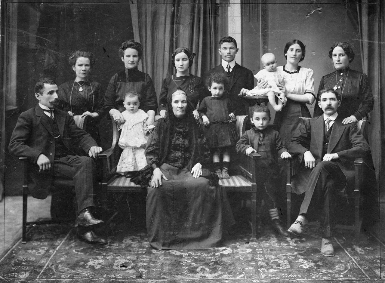Старинные семейные снимки. Старинный портрет семьи. Старые семейные портреты. Старинные фотографии семьи.