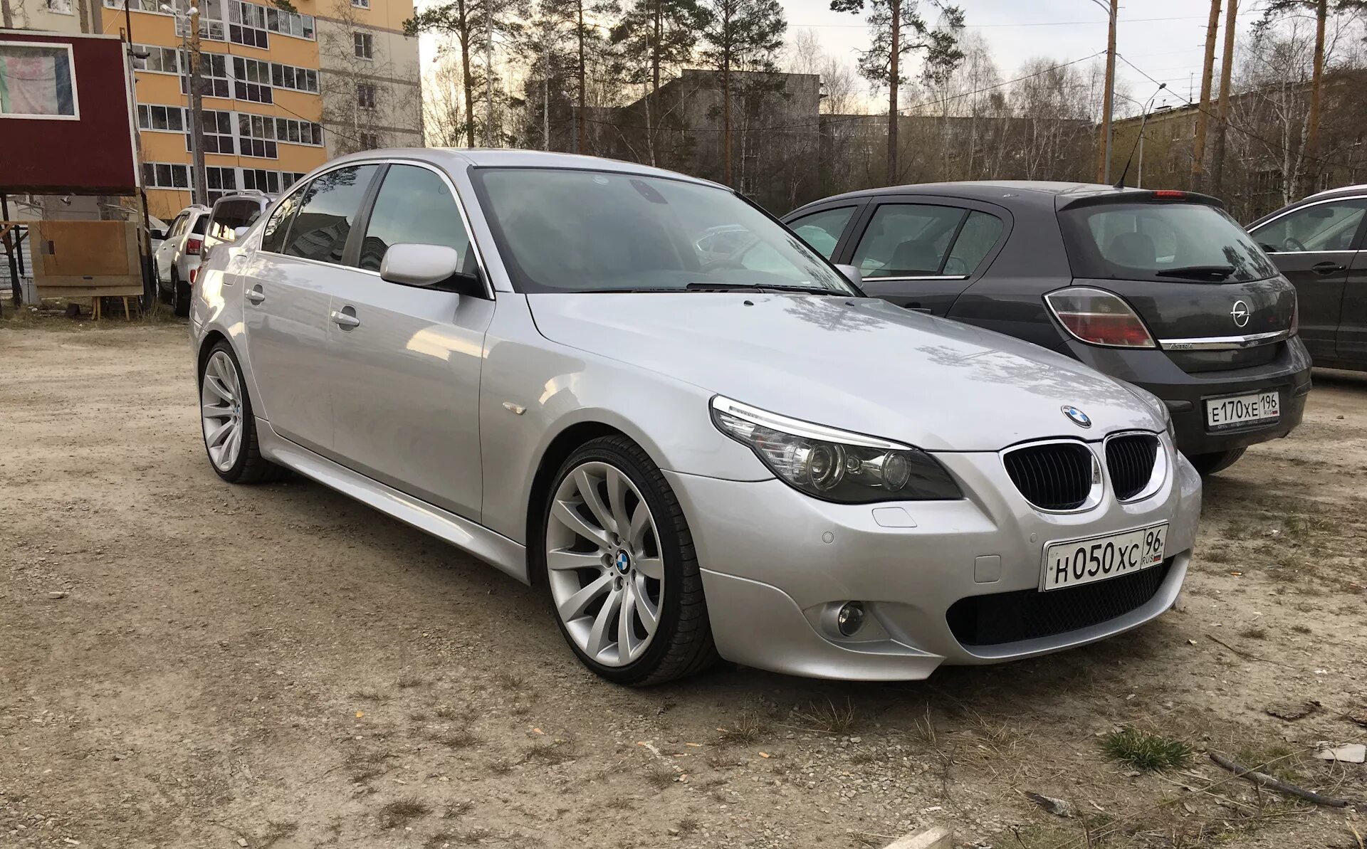 Диски на м5. BMW e60 166 стиль. БМВ е60 серебро. BMW Style 135 e60. БМВ 5 е60 серебристая.