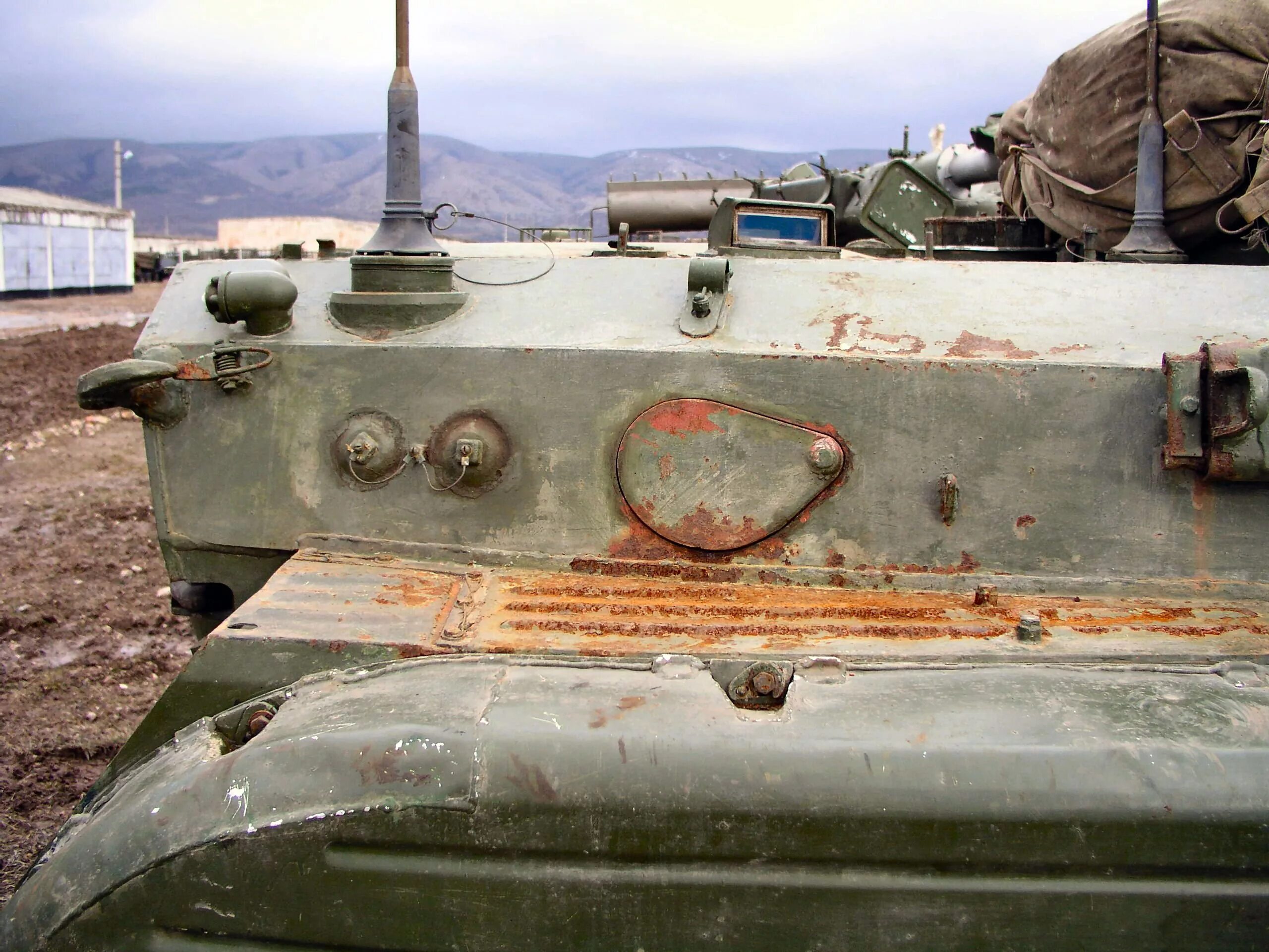 Пробитые бмп. Бмп2 радиостанция бортовая. Кпвт на м 113. 62. Бмп 2 2.