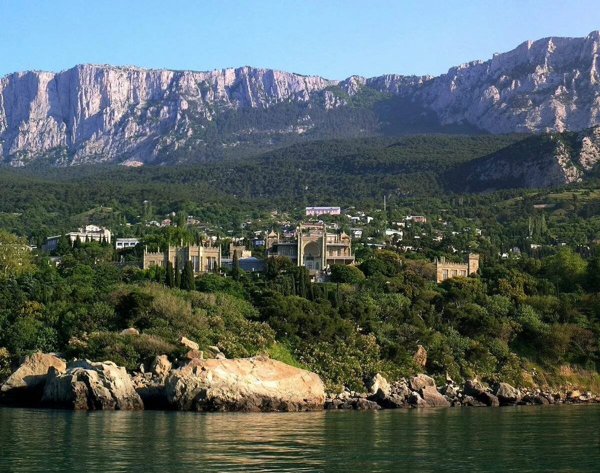 Алупка Крым. Южный берег Крыма Алупка. Воронцовский дворец Алупка вид с моря. Воронцовский парк Алупка вид с моря.