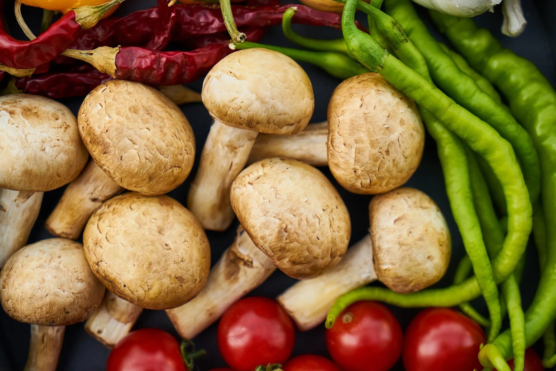 Овощи на столе. Большие шампиньоны. Овощи и грибы. Грибы это овощи. Грибы еда.