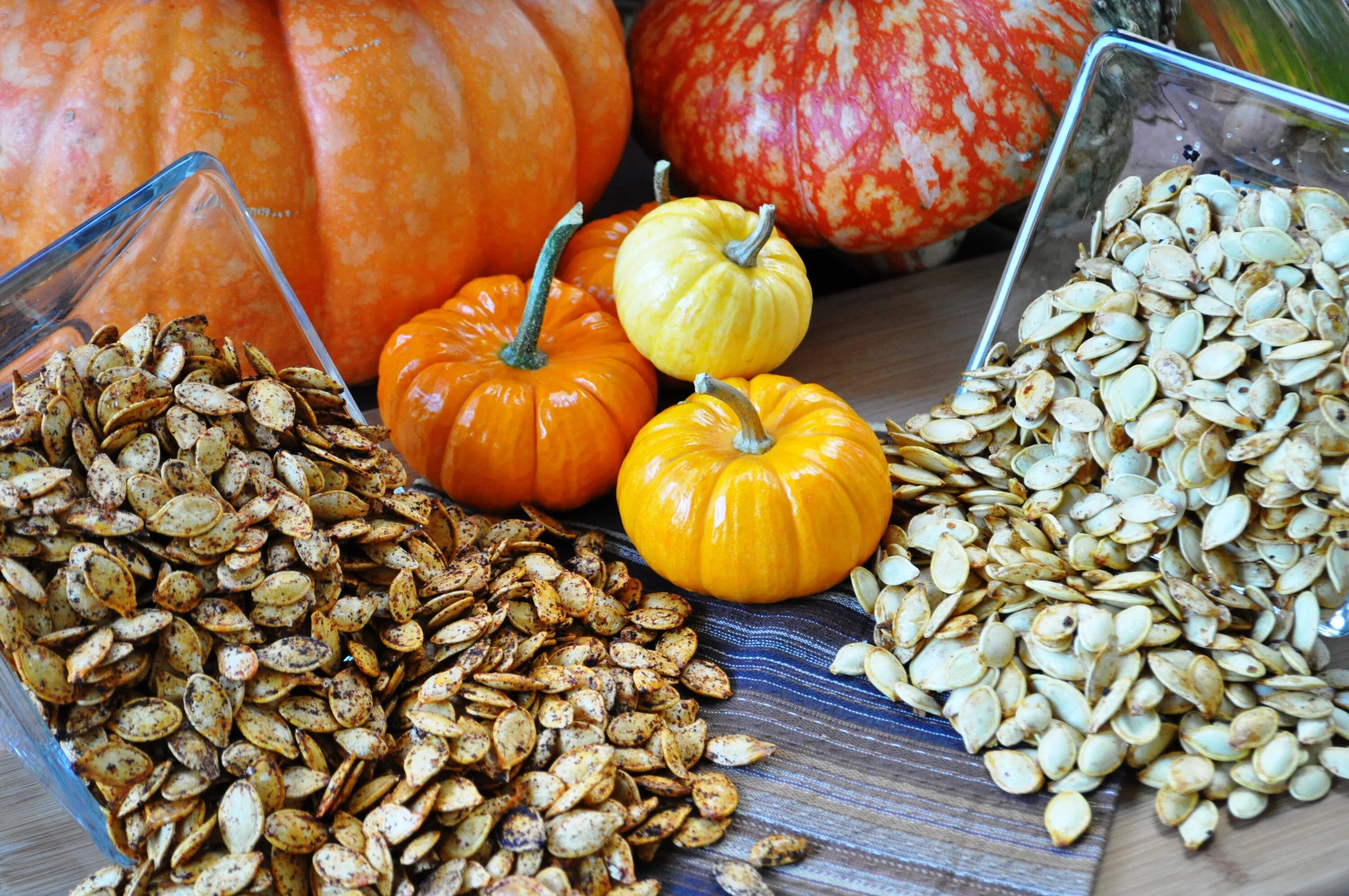 Для чего едят тыквенные семечки. Roast pumpkin seed. семена тыквы. семечки тыквенные. тыква обыкновенная семена.