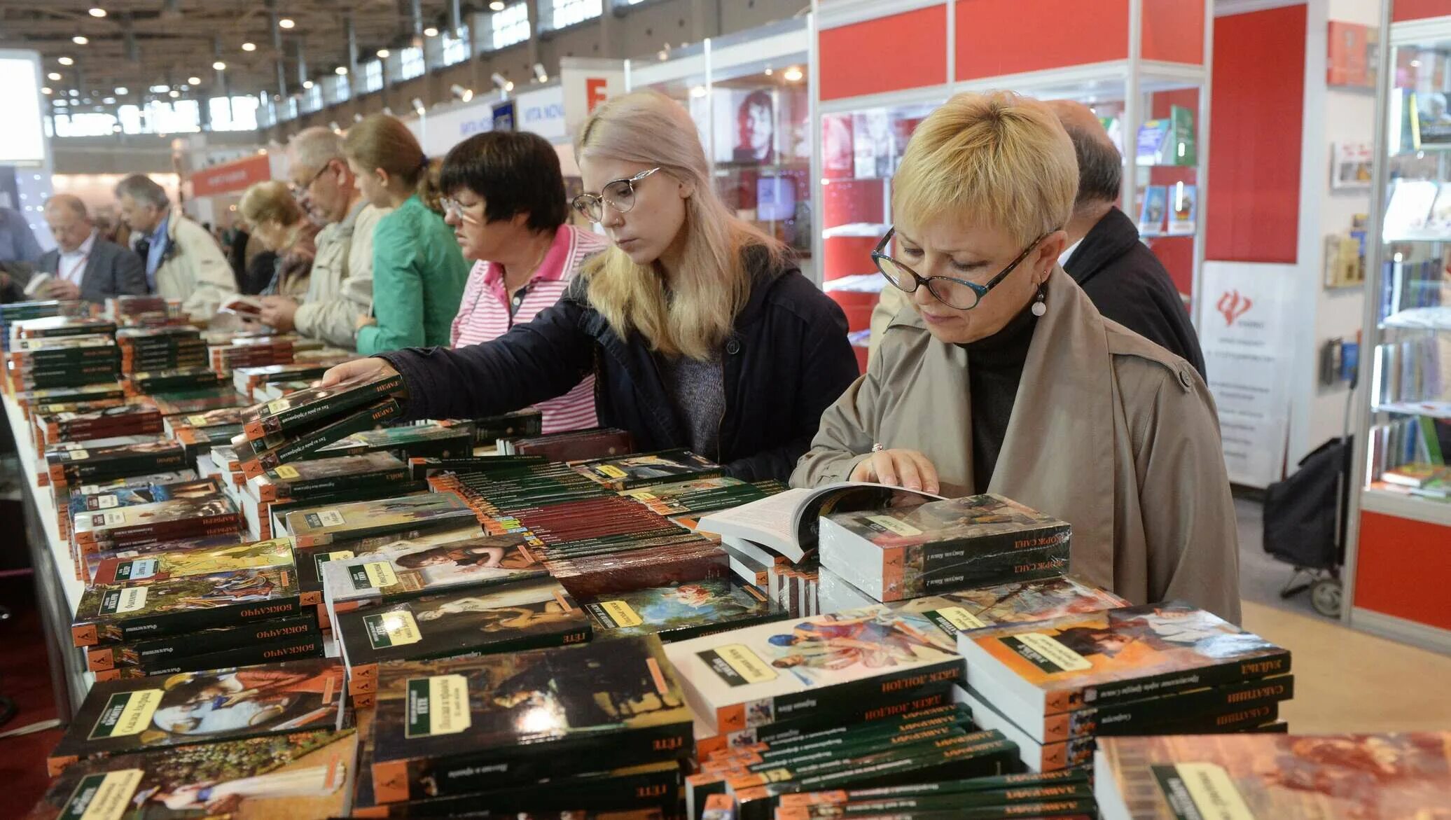 Где книжная ярмарка. Московская Международная книжная выставка-ярмарка. Московская Международная книжная ярмарка (ММКЯ). Книжная выставка-ярмарка на ВДНХ. Ярмарка книг.