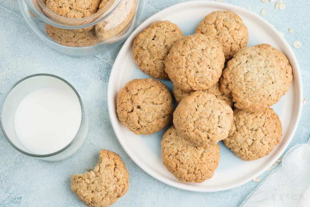 Рецепт вкусных овсяных печений в домашних условиях. Овсяное печенье. Овсяно кокосовое печенье. Овсяное печенье с кокосовой стружкой. Овсяные печеньки с кокосом.