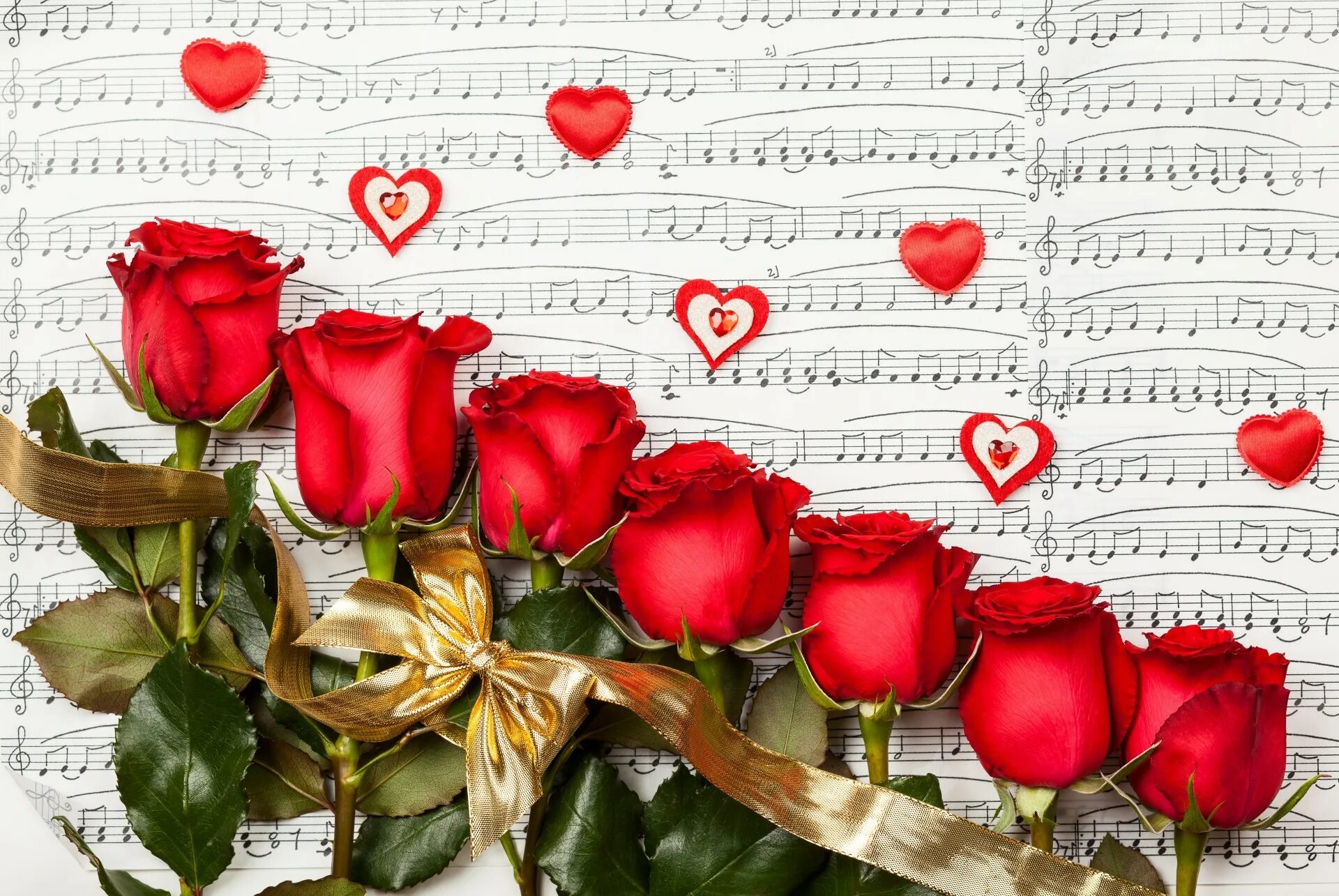 Музыкальная песня с днем рождения женщины. Открытка музыканту. Цветы для музыканта. Любимому артисту цветы. Ноты и цветы.