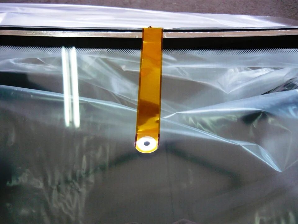 Пленка для обогрева стекла. Электрообогрев лобового стекла volvo. Нагревательные элементы для заднего стекла. Нагревательный элемент лобового стекла 12 вольт. Пленка для обогрева стекла.