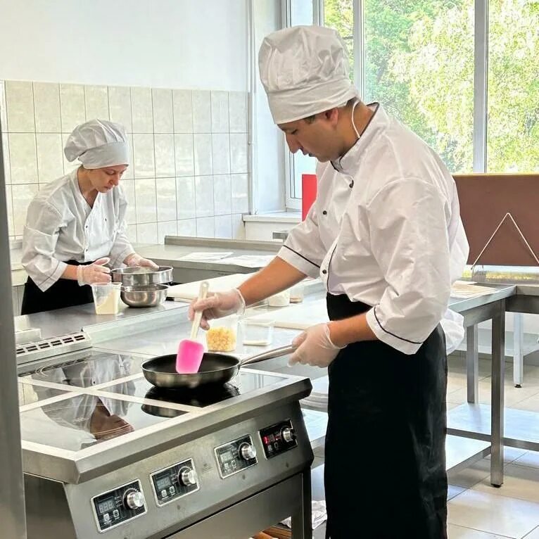 демо экзамен повар кондитер 2022 года. столовая в школе. профессии в индустрии питания. демоэкзамен повар кондитер 2022. кондитерский колледж уфа.