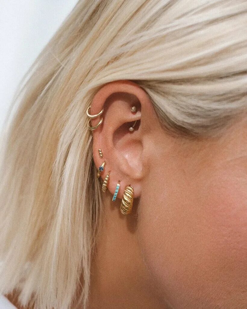 Неправильный прокол ушей. Пирсинг уха хеликс серьги. Модные проколы ушей. Проколоть уши пермь. Прокол уха хеликс 2 серьги.