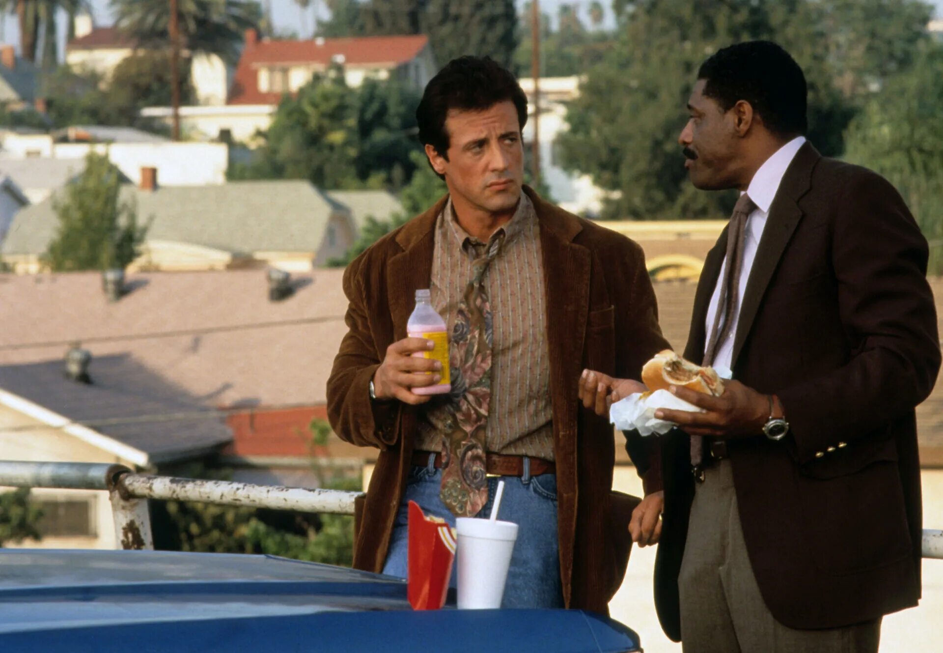 джобет уильямс и сильвестр сталлоне. фильм 1990 х годов. стой нето мама будет гадать 2. стой! или моя мама будет стрелять (1992). багровый цвет снегопада.