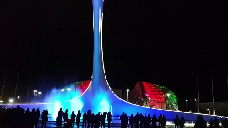 Факел сочи какой счет. Факел сочи олимпийский парк. факел в олимпийском парке адлер. олимпийский факел в сочи 2014 фонтан. факел в сочи в олимпийском парке.