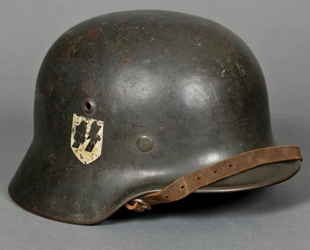 Сколько стоит сс. Штальхельм м42. Каска вермахта SS. Немецкая каска 1 мировой войны сбоку. Шлем вермахта второй мировой войны.