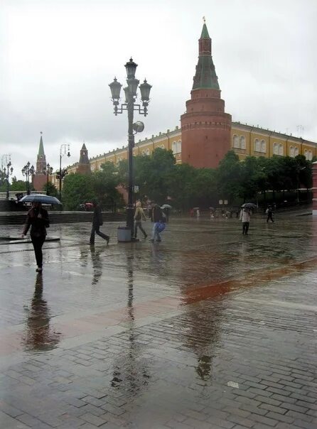 Rain area. Дождливая Москва. Дождь в Москве. Красная площадь дождь.