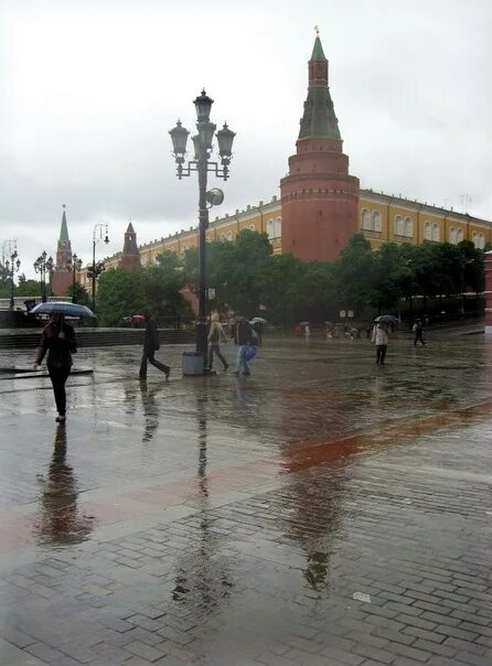 6 утра на улице. Дождливая Москва. Дождь в Москве. Красная площадь дождь.