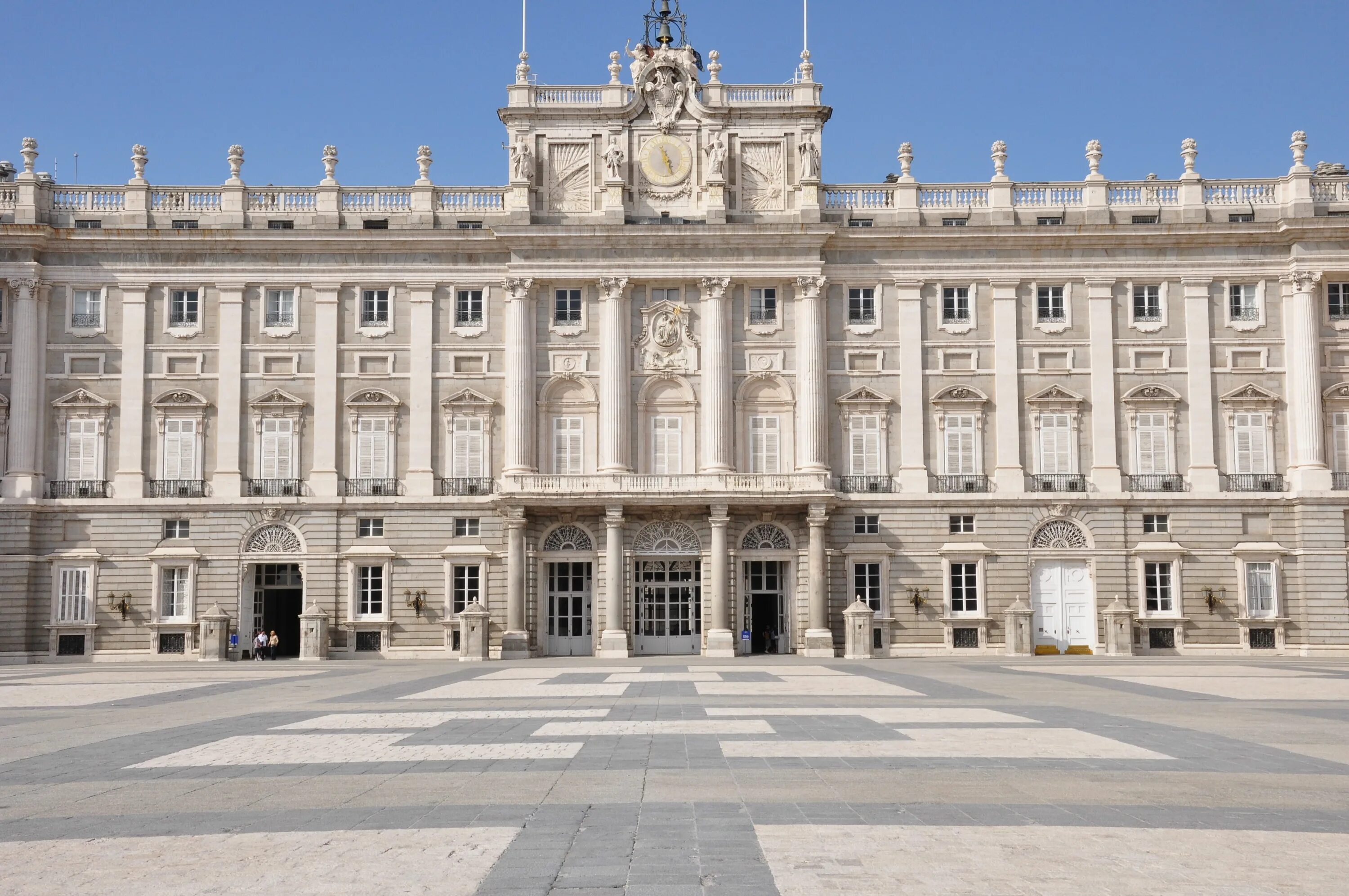 Ll tours. Королевский дворец в Мадриде Испания. Royal Palace (Королевский дворец Испания. Мадрид дворец короля. Королевский дворец в Мадриде (Паласио реаль).