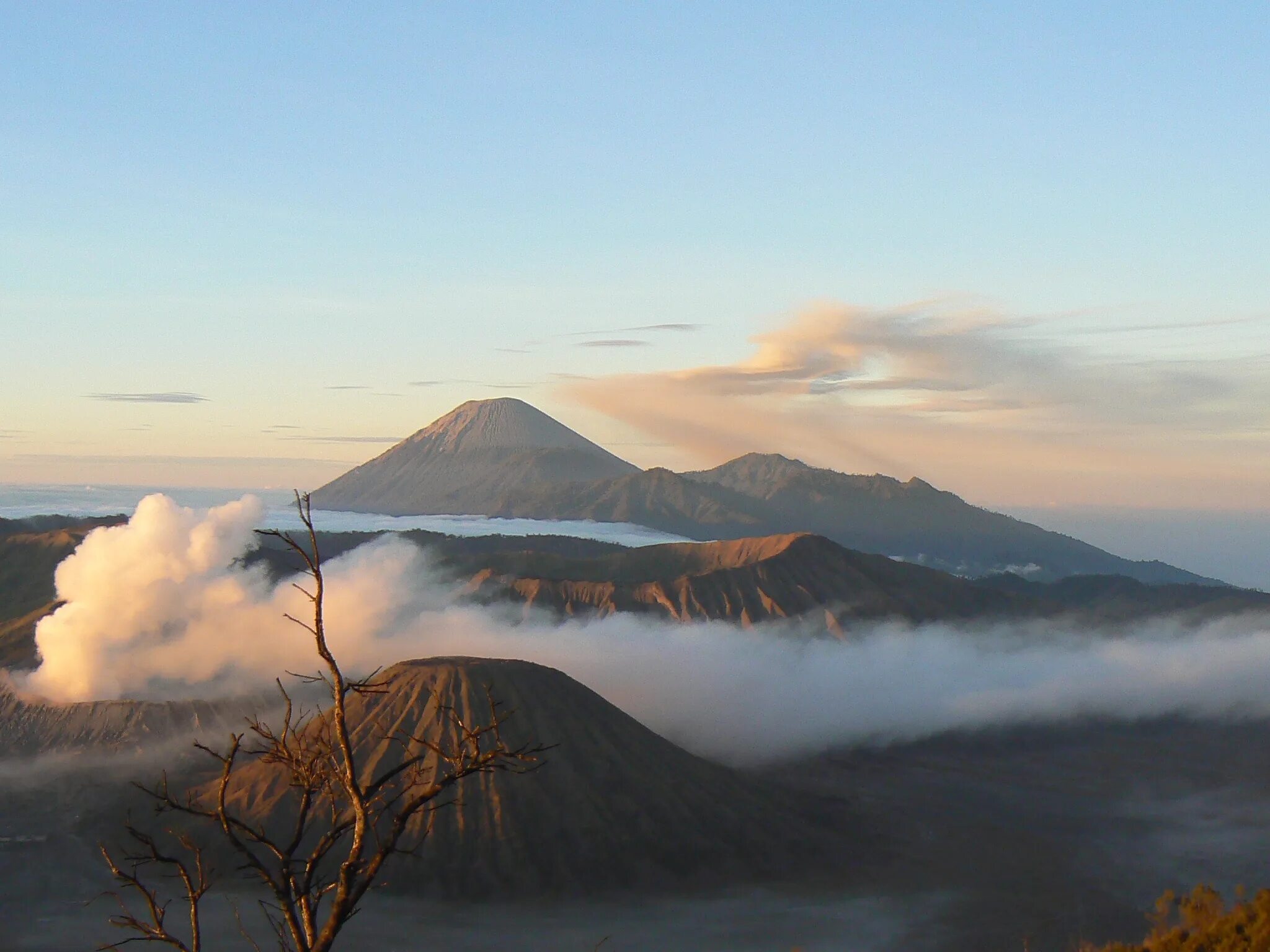 Вулкан брома. Гора Бромо Индонезия. Гора Бромо вулкан в Индонезии. 5. Вулкан Бромо (Индонезия). Бромо вулкан Ява закат.