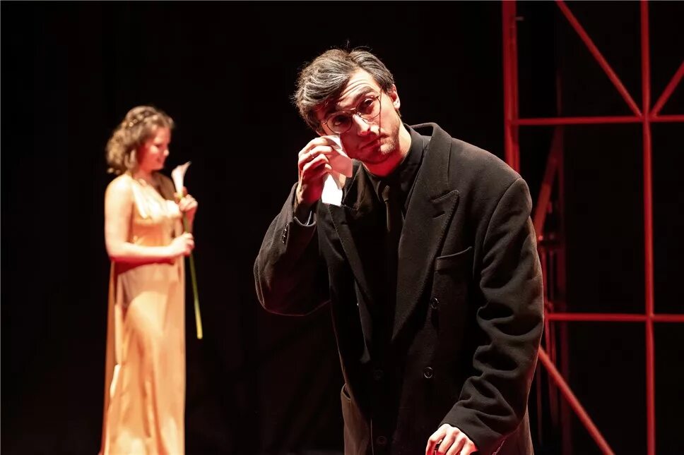 Игра в шекспира молодежный театр на фонтанке. Татьяна безменова театр театр. Гамлет молодежный театр. Гамлет молодежный театр. Марчелли спектакль шекспир гамлет.