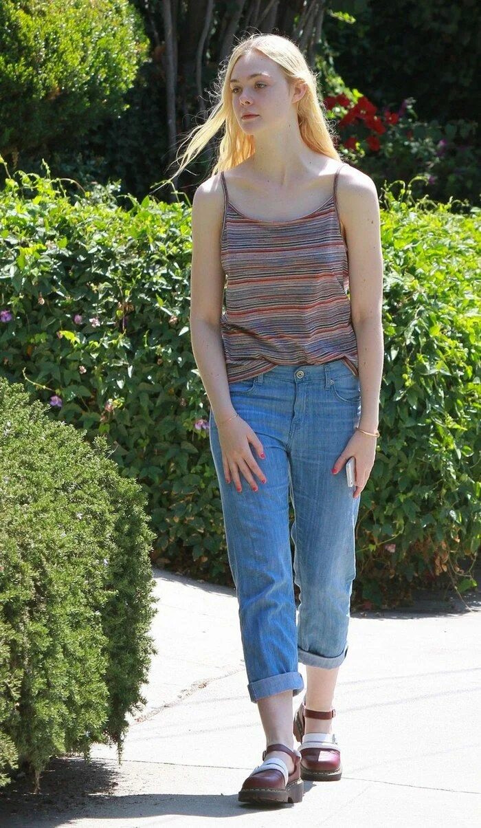 Fanning out time. Elle fanning 2014. эль фаннинг в джинсах. эль фаннинг папарацци. elle fanning street.