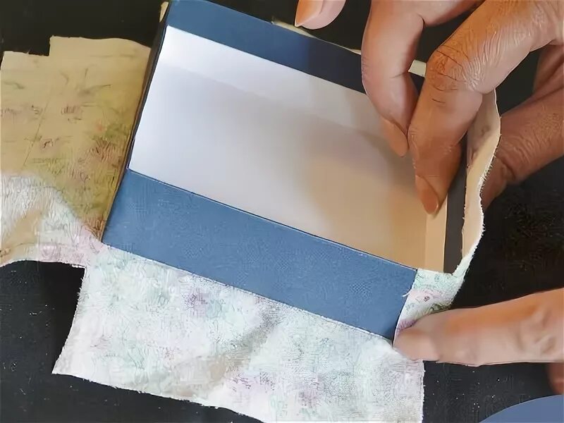 Как обклеить коробку подарочной бумагой без крышки. Тканевая клейкая ткань для коробочки. правильно обклеить коробку бумагой. обернуть коробку с крышкой упаковочной бумагой. бумага самоклеющаяся обклеить коробку.