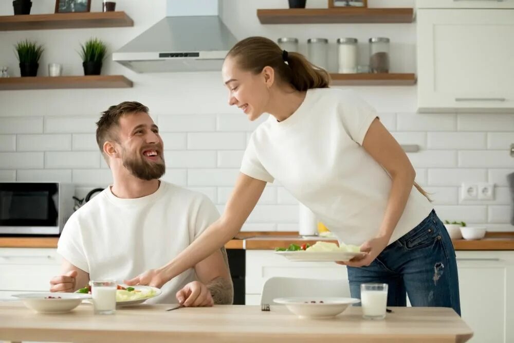 Включи муж и жена. Недовольный муж на кухне. Муж с женой разговаривают на кухне. Мужчина на кухне. Муж и жена готовят.