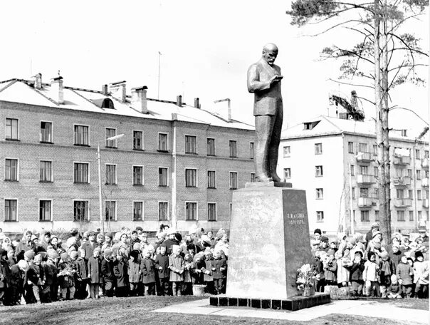 Балахна 1 мая. Памятник Ленину в Правдинске Нижегородской области. Памятник Ленину в Балахне. Город Правдинск памятник Ленину. Памятник Ленину в Правдинске Балахна.