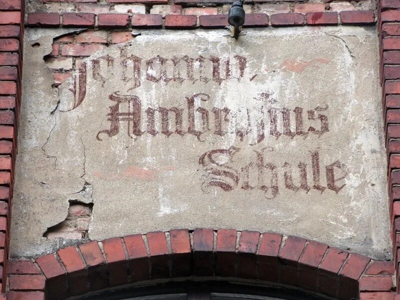 Надписи на зданиях. Надписи на зданиях. Панно мы строим коммунизм. Надписи на кирпичных домах. Надписи на зданиях ссылки.