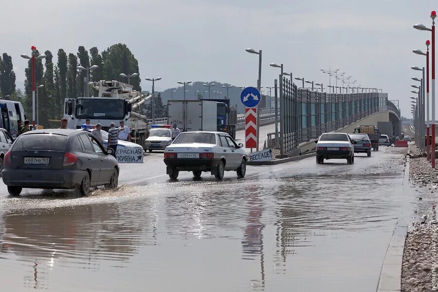 Дожди в сочи в марте. Наводнение в адлере. ливень в сочи. затопление трассы адлер сочи. потоп в адлере.