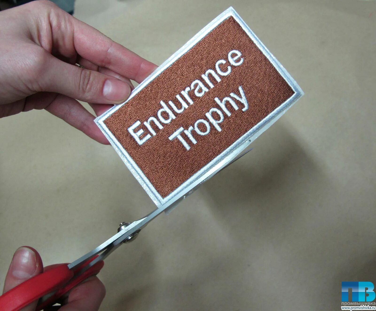 На что клеятся шевроны. Шеврон пришивается. Клей для нашивок. Как клеить шевроны. Шеврон пришивается.