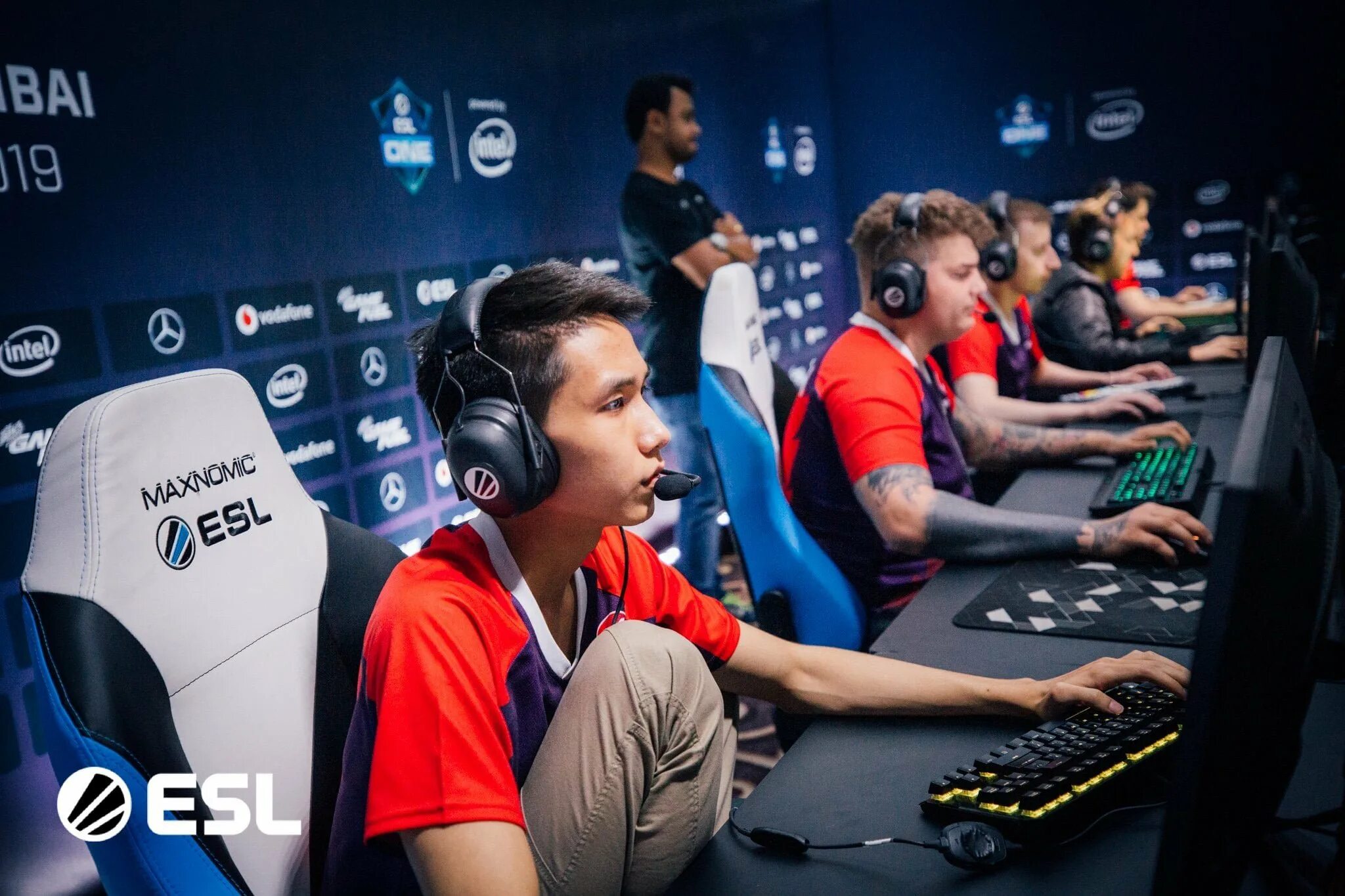 Cs2 киберспорт. Киберспортсмен дота 2. команда киберспортсменов дота 2. dota 2 команды. соревнования по киберспорту.