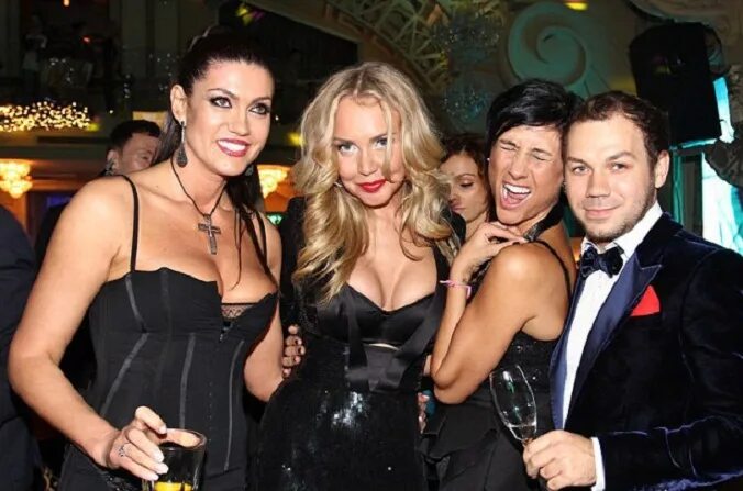 светская вечеринка. российские звезды на вечеринках. звезды на тусовках. светская вечеринка образы. вечеринка с участием российских звезд.
