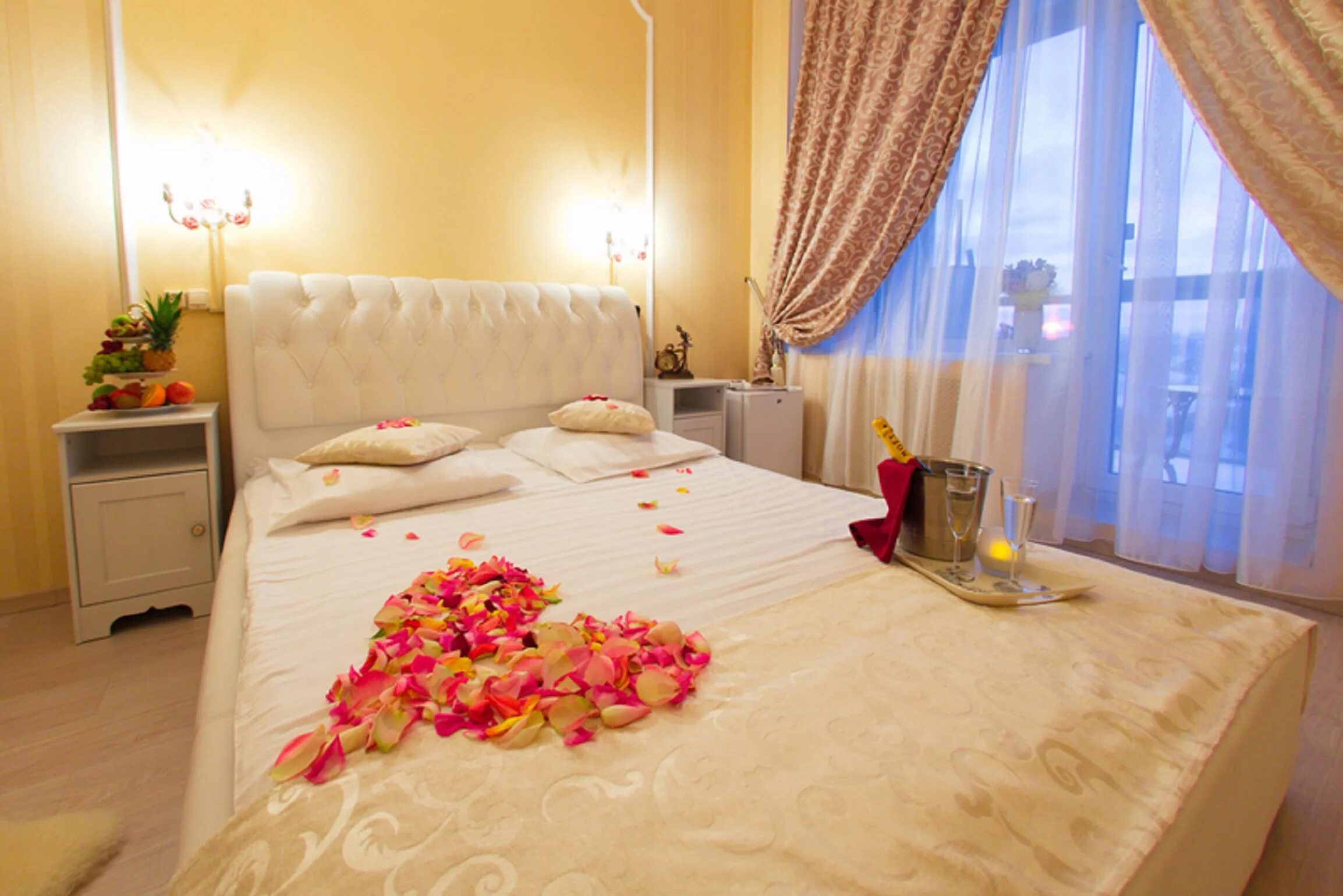 Erunin hotels group новосибирск. Отель номер на двоих. Номера мобильных телефонов. Двухместный с двумя кроватями. Номер отеля.