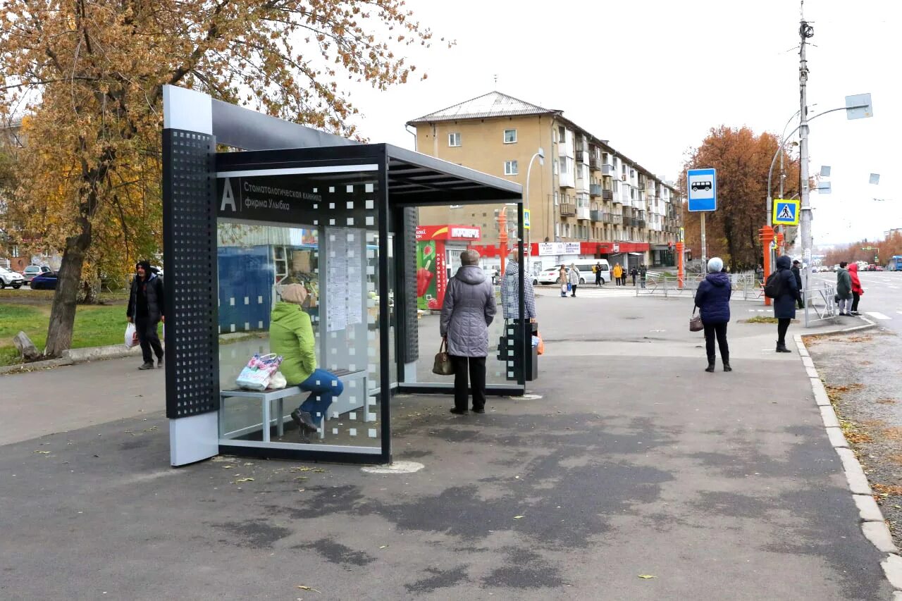 Фото остановок общественного транспорта. Новые остановки в Кемерово. Испорченные остановки. Вандализм в общественном транспорте. Разрушенная остановка