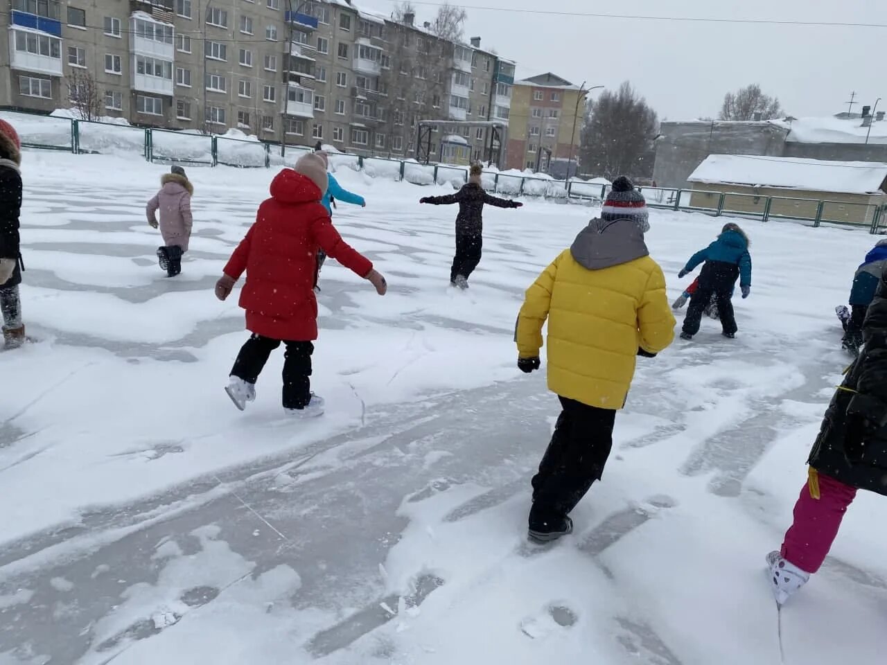 Каникулы в кемеровской области. Катки в Кемерово 2022 год. Зимние каникулы каток. Снежный каток. Школьные каникулы зимой.