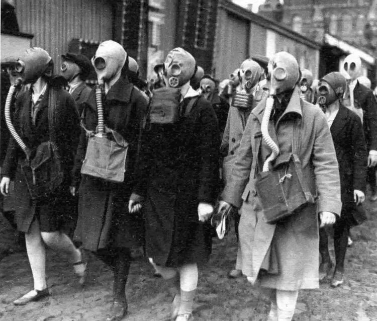 1920 1930 гг. Гражданская оборона в ссср в противогазах. россия в 1930-е годы. в противогазах 1930-е. человек в советском противогазе.
