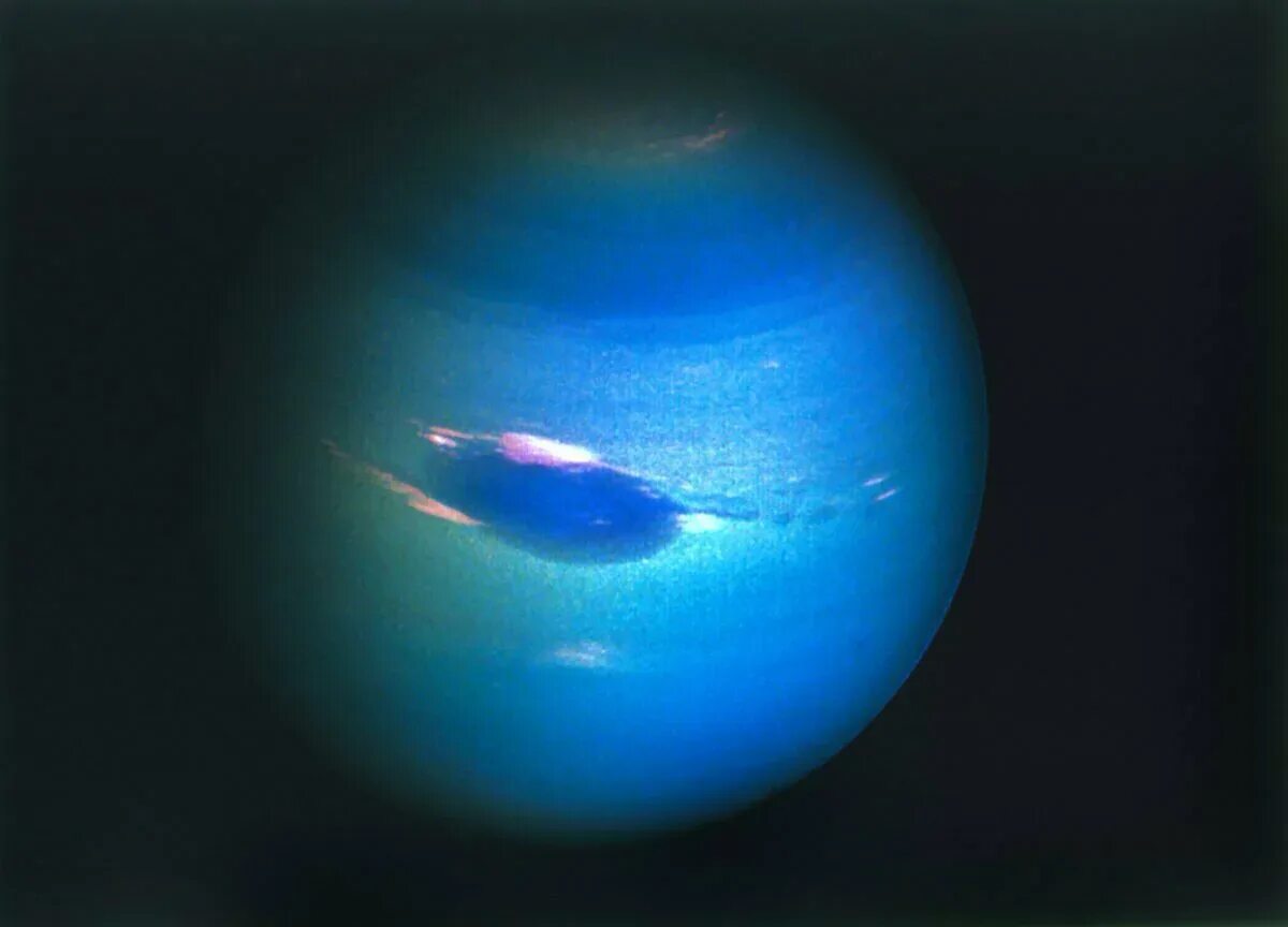 Вода на уране. Вояджер 2 Нептун. Большое темное пятно Нептуна. Нептун Планета темное пятно. Планета Нептун поверхность планеты.