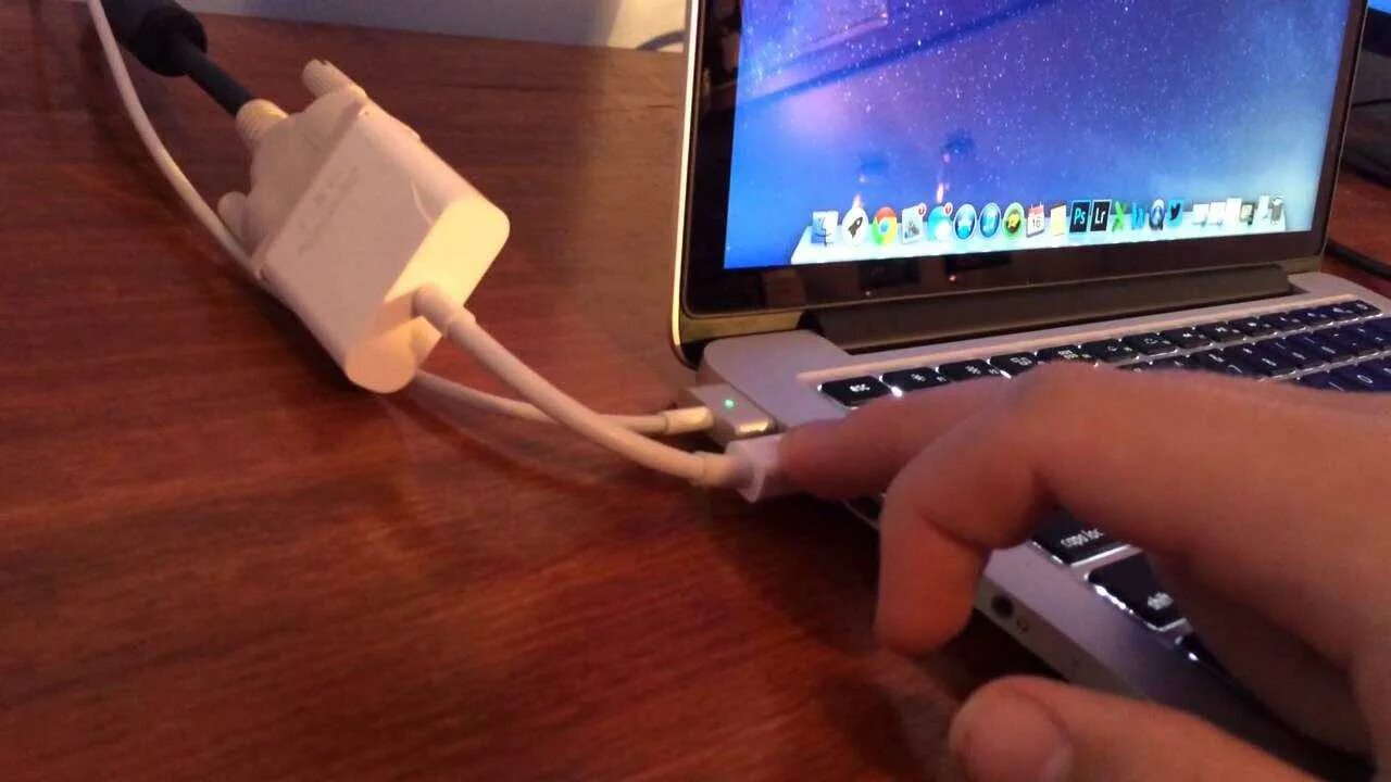 Подключить мак экран. Hdmi для macbook pro 2011. macbook air hdmi. macbook air 13 2017 подключить к телевизору. mac book 2013 port thunderbolt.
