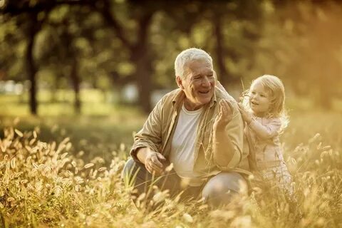 Abuelo y nieta disfrutando de la tarde en el parque #felicidad #abuelo #nie...