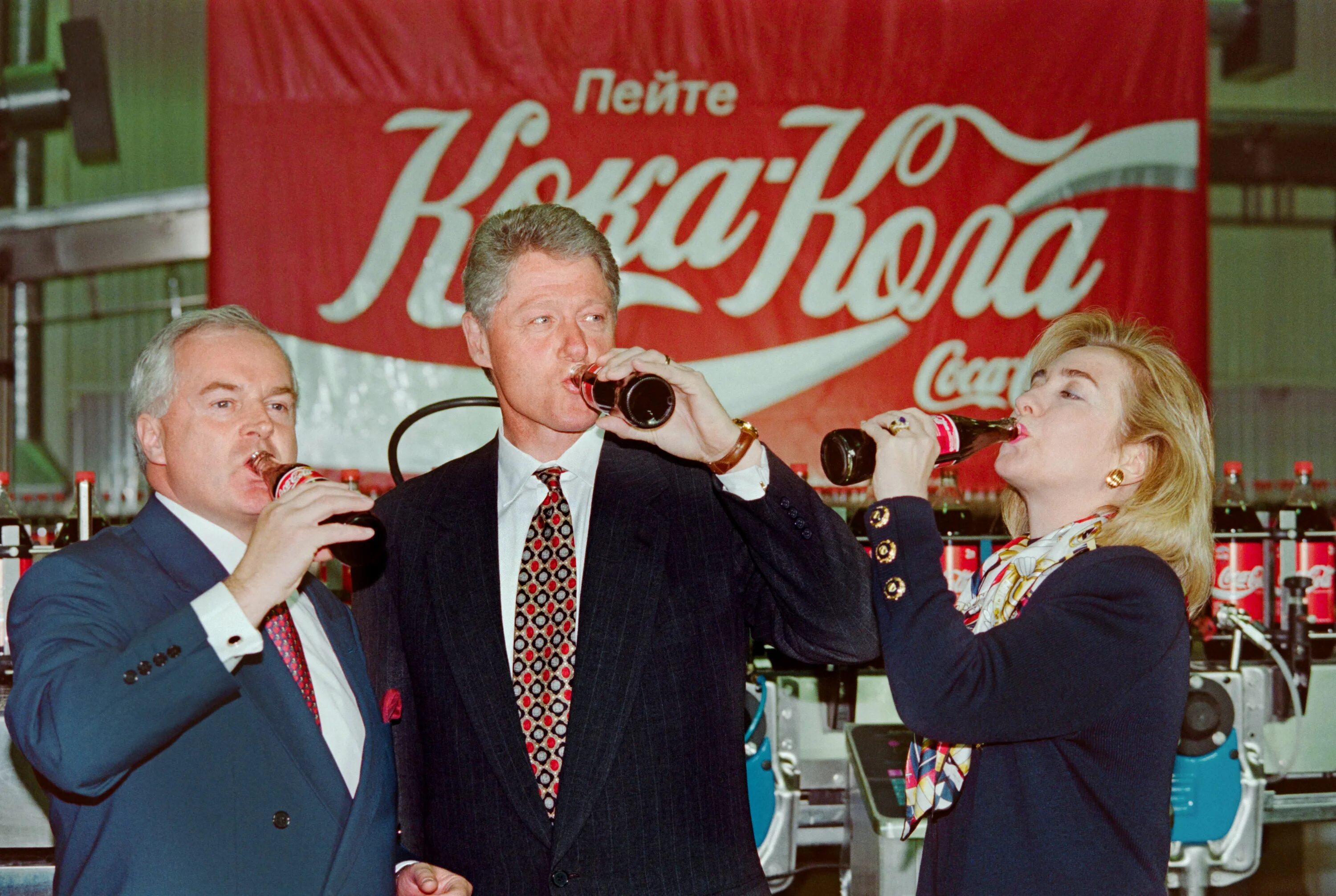 Билл Клинтон на заводе Кока кола. Хиллари Клинтон в Москве 1995. Хиллари Клинтон Кока кола. Билл Клинтон в 90-е. Реклама банков 90 х