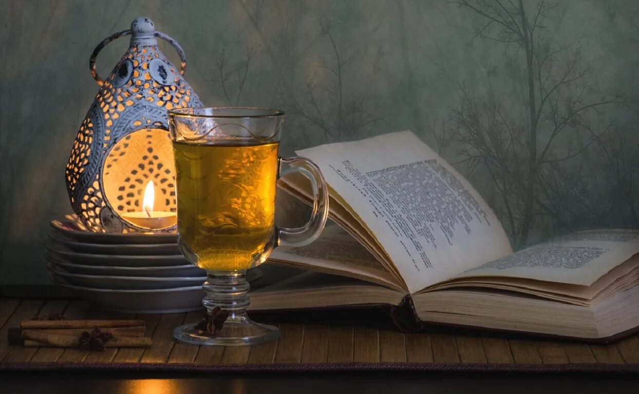 Чайный вечер. Вечер книга чай. Вечер с книгой. Вечер с книжкой и чаем. Уютный вечер с книгой.