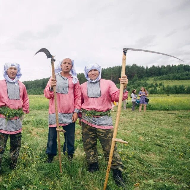 Три косаря. Костюм косаря. Коса косарь. Косарь профессия. Косарь деревня.